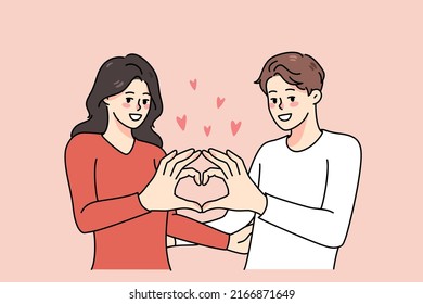 Feliz abrazo de pareja muestra el signo del corazón con las manos. Un hombre y una mujer sonrientes demuestran gesto de mano amorosa y disfrutan de relaciones románticas. Romance y afecto. Ilustración vectorial. 