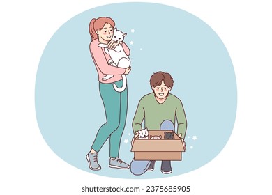 Feliz pareja con mascotas. Un hombre y una mujer sonrientes toman gatitos abandonados en la calle. Los animales domésticos aman. Ilustración vectorial.