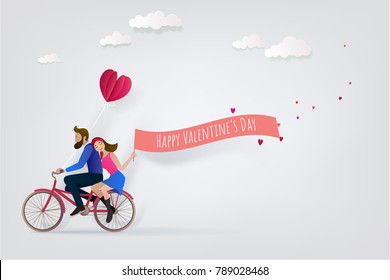 Feliz pareja está montando una bicicleta juntos y sosteniendo la cinta rosa feliz del día de San Valentín.  Vector de ilustración de amor y Día de San Valentín. Estilo de corte de papel.