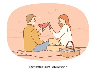 Feliz pareja sentada en el suelo haciendo picnic en el parque o bosque. Un hombre y una mujer sonrientes disfrutan de citas al aire libre comiendo frutas. Relaciones y concepto de citas. Ilustración vectorial plana. 