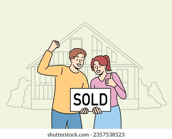 Feliz pareja está parado cerca de casa con inscripciones vendidas, regocijándose en la venta de bienes raíces a precio de ganga. El hombre y la mujer satisfechos se regocijan en un trato inmobiliario rentable y hacen gestos de victoria