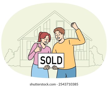 Casal feliz está em pé perto da casa com inscrição vendida, regozijando-se na venda de imóveis a preço de barganha. Satisfeito homem e mulher se alegrar em negócio imobiliário rentável e fazer gestos de vitória