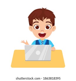 Niño lindo feliz usando laptop aislada en fondo blanco