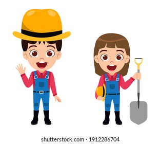 Feliz niño lindo, chico inteligente y personaje de chica usando ropa de granjero con sombrero y agitación aislada