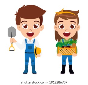 Happy niedliche Junge und Mädchen Charakter tragen Farmer-Outfits mit Hut und hält Broccoli Auberginen Tomate Kartoffel mit Holzbox einzeln