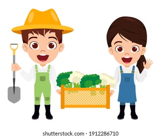 Feliz niño lindo, chico inteligente y personaje de chica usando ropa de granjero con sombrero y sosteniendo una caja de madera de brócoli y saludando aislado