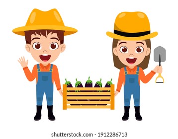 Feliz niño lindo, chico inteligente y personaje de chica usando ropa de granjero con sombrero y sosteniendo una caja de madera de berenjenas y saludando aislado