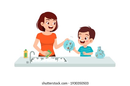 feliz lindo niño pequeño lavando el plato con la madre