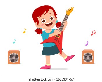 jovencita linda feliz que toca guitarra