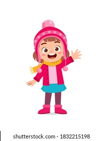 fröhliches kleines Kind spielt und trägt Jacke in der Wintersaison. kinderfreundliches Lächeln mit warmen Kleidern