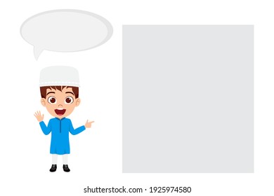 Feliz lindo chico inteligente personaje árabe musulmán que señala un tablero en blanco con parloteo de voz con expresión alegre aislado en fondo blanco