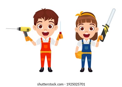 Happy niedlicher kleiner Junge und Mädchenschreiner mit Kettensäge, Bohrmaschine und Schraubenfahrer mit fröhlichem Ausdruck einzeln auf der Hand
