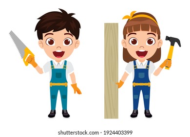 Felíz carpintero lindo niño inteligente carpintero chico y chica parado con cortador, martillo y panel de madera aislado