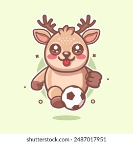 mascota de personaje animal de ciervo feliz jugando al fútbol caricatura aislada