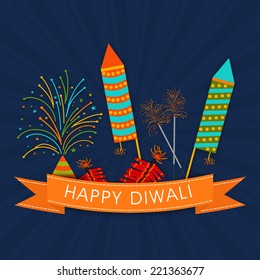 Feliz celebración del Diwali con chispas explosivas y elegante texto de Feliz Diwali con brillantes y transparentes antecedentes azul marino.