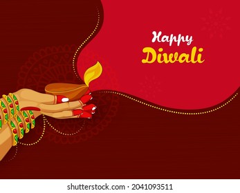 Feliz Concepto De Diwali Con Manos De Mujeres Indias Con Lámpara De Aceite Iluminado (Diya) En El Fondo De Textura Roja.