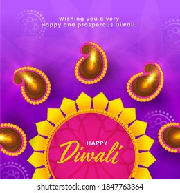 Happy Diwali Font mit Rangoli-Muster und Top View Illuminated Oil Lamps (Diya) dekoriert auf violettem Hintergrund.
