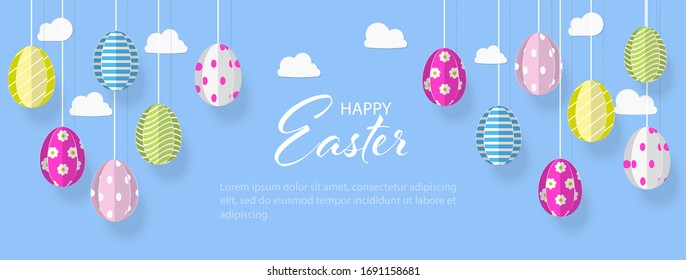 Banner o fondo feliz de Pascua con huevos cortados de papel colgante, cielo azul y espacio de copia, ilustración vectorial