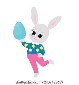 Ein glücklicher Osterhase mit Hose und einem Hemd hält ein gemaltes Ei in seinen Pfoten. Festliche Illustration im Cartoon-Stil einzeln auf weißem Hintergrund.