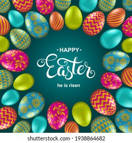 Carta feliz de Pascua con huevos realistas coloridos, caligrafía escrita a mano sobre fondo verde. Ilustración vectorial.