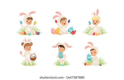 Frohe Ostern, Kollektion von süßen Kleinen Jungen und Mädchen, die in sonnigen Kostümen gekleidet sind, die auf dem Gras sitzen und mit bunter Ostereier-Vektorillustration spielen Illustration