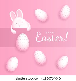Feliz Pascua. Cartel de felicitación. El conejo en forma de huevo se asoma por debajo de la tira sobre un fondo rosado con huevos blancos de Pascua en una mota. Ilustración del vector