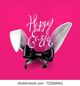 Feliz cartão de felicitações bonito Páscoa. Lindos, realistas orelhas de coelho branco com arco preto (fita) e letras sobre fundo rosa