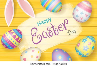 Happy Ostertag buntes Ei auf schönem Holzhintergrund Draufsicht mit Kopienraum.
