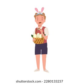 Feliz Día de Pascua. Niño pequeño con orejas de conejo mostrando cesta completa de cazar un huevo de Pascua. Ilustración vectorial de estilo plano.