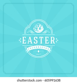 Frohe Ostergrußkarte Design Textvorlage und Badge Vektordesign. Frohe Ostertypografie-Nachricht Vintage-Stil auf blauem Hintergrund.