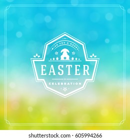 Frohe Ostergrußkarte Design Textvorlage und Badge Vektordesign. Fröhlicher Ostertypografie-Stil Vintage-Stil auf Bokeh-hellem Hintergrund.