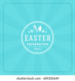 Modelo de texto de diseño de tarjeta de felicitación de Pascua y diseño de vectores de placa. Feliz mensaje de tipografía de Pascua estilo vintage sobre fondo azul.