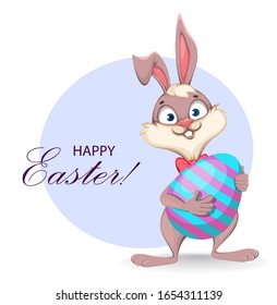 Frohe Ostern-Grußkarte. Das lustige Karikaturinchen trägt ein großes buntes Ei. Stockillustration der Vektorillustration auf weißem Hintergrund