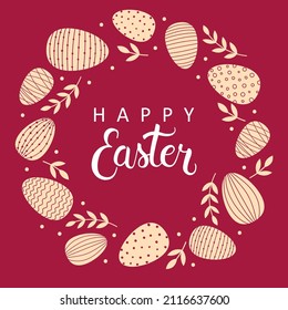 Plantilla de tarjeta de felicitación de Pascua Feliz. Huevos de Pascua decorados en beige y ramas de estilo plano con fondo rojo oscuro