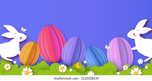 Tarjeta de felicitaciones de Pascua feliz con conejos blancos de corte de papel. Conejo, flores y mariposa. Vacaciones de primavera de estilo moderno. Caza de huevos de Pascua con huevos de colores. Escena de primavera.