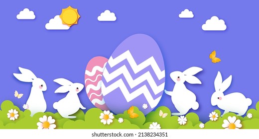 Tarjeta de felicitaciones de Pascua feliz con conejos blancos de corte de papel. Conejo, flores y mariposa. Vacaciones de primavera de estilo moderno. Caza de huevos de Pascua con huevos de colores. Escenario de primavera