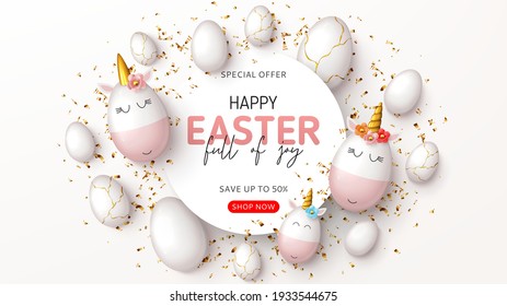 Cartel de Feliz Fiesta de Pascua. Vista superior de los bonitos unicornios de huevos con cuernos de oro, huevos blancos y confeti de oro. Ilustración vectorial con objetos decorativos 3d para el diseño de Pascua.