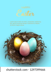 Feliz Anuncio de felicitación de vacaciones de Pascua. Hermoso fondo con nido de mimbre realista, huevos rosados, azules y dorados y plumas de pollo sobre fondo azul. Ilustración vectorial de Festiva