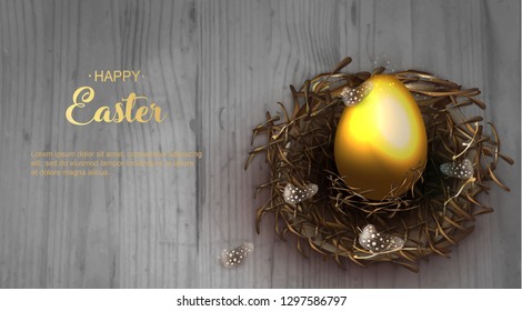 Feliz Anuncio de felicitación de vacaciones de Pascua. Hermoso fondo con huevos de oro de nido de mimbre realista, plumas de pollo sobre fondo de madera gris. Ilustración vectorial