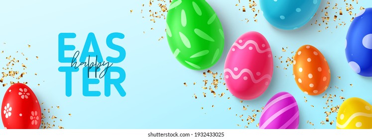 Banner horizontal de Happy Easter. Vista superior sobre huevos de color con decoración de Pascua y confeti dorado. Ilustración vectorial con objetos decorativos 3d.