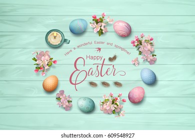 Fröhliche Osterschrift im Zierrahmen. Zirkuläre Grenze bestehend aus Frühlingsblumen, Eiern, Federn, Kerze auf Holzhintergrund. Draufsicht