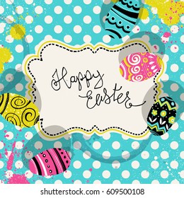 Tarjeta de felicitación con retro de Pascua feliz con etiqueta vintage y huevos. Colores pop-art fondo de puntos polka con salpicaduras de color. Etiqueta vintage sobre el mantel.