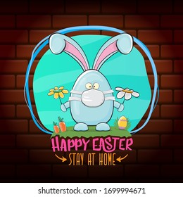 Felices estadías de Pascua en casa, banner horizontal con graciosos dibujos animados de conejo azul con mascarilla médica sosteniendo flores. Cartel de ilustración de la cacería de huevos de Pascua dibujado a mano.