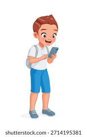 Feliz garoto da escola primária olhando empolgadamente para seu celular. Ilustração de vetor de desenhos animados isolada sobre fundo branco.