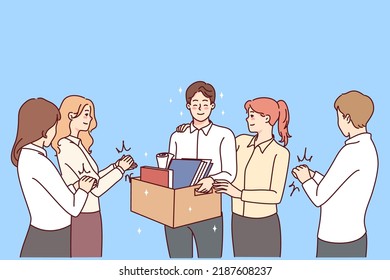 Un trabajador feliz da la bienvenida al recién llegado en el lugar de trabajo. Los hombres de negocios sonrientes se encuentran con novatos en el cargo. Empleo y contratación. Ilustración vectorial. 