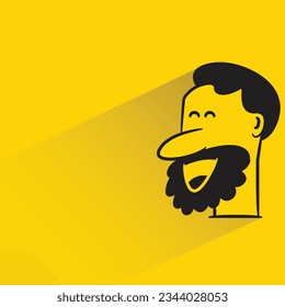 cara feliz con sombra sobre fondo amarillo