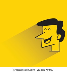cara feliz con sombra sobre fondo amarillo