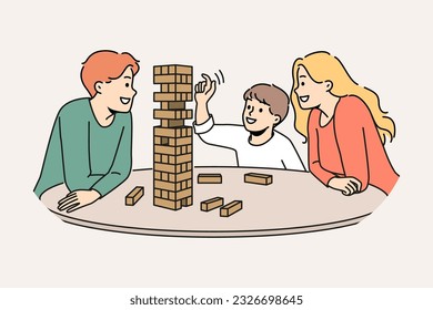 La familia feliz juega jenga con su hijo disfrutando de un juego de mesa y desarrollando excelentes habilidades motoras en el bebé. Niño satisfecho juega a jenga con padres sacando bloques de madera de una torre inestable.