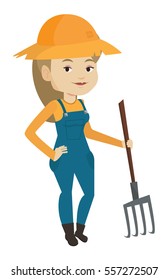 Feliz granjero con sombrero de verano parado con horquilla de cocina. Granjero caucásico sonriente sosteniendo una horquilla. Joven granjero trabajando con una horquilla. Ilustración de diseño plana vectorial aislada en fondo blanco.