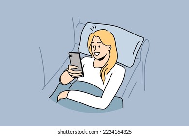 Muchacha feliz tendida en el sofá usando mensajes de texto o mensajes de celulares. Una joven sonriente se relaja en el sofá en la internet de la casa en un smartphone. Ilustración vectorial. 